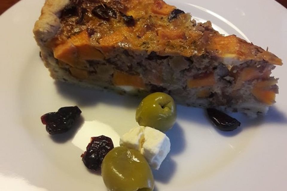 Süßkartoffelquiche mit salzig karamellisierten Walnüssen und Cranberries