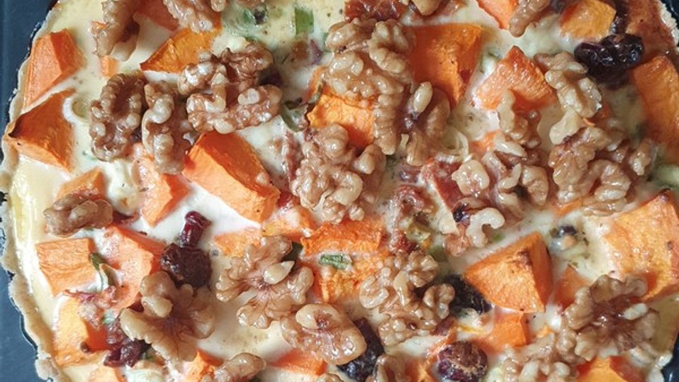 Süßkartoffelquiche mit salzig karamellisierten Walnüssen und ... Süßkartoffelquiche mit salzig karamellisierten Walnüssen und ...