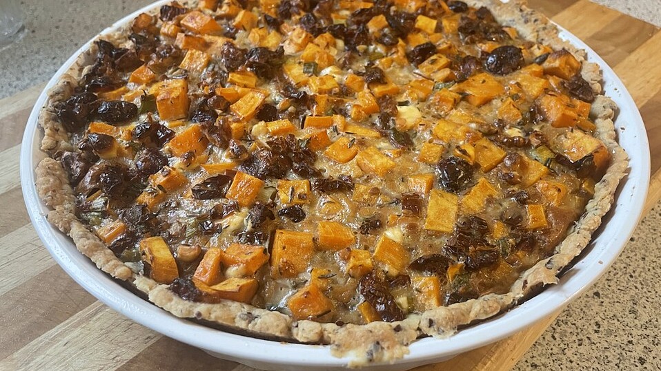 Süßkartoffelquiche mit salzig karamellisierten Walnüssen und ... Süßkartoffelquiche mit salzig karamellisierten Walnüssen und ...