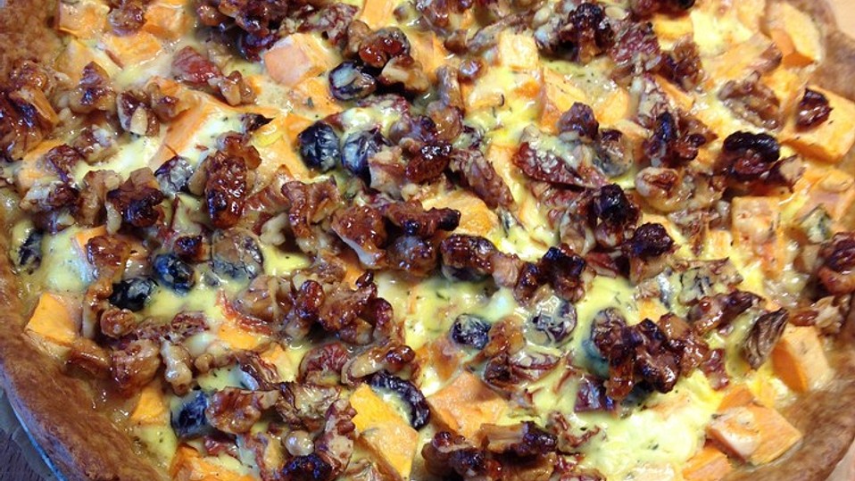 Süßkartoffelquiche mit salzig karamellisierten Walnüssen und ... Süßkartoffelquiche mit salzig karamellisierten Walnüssen und ...