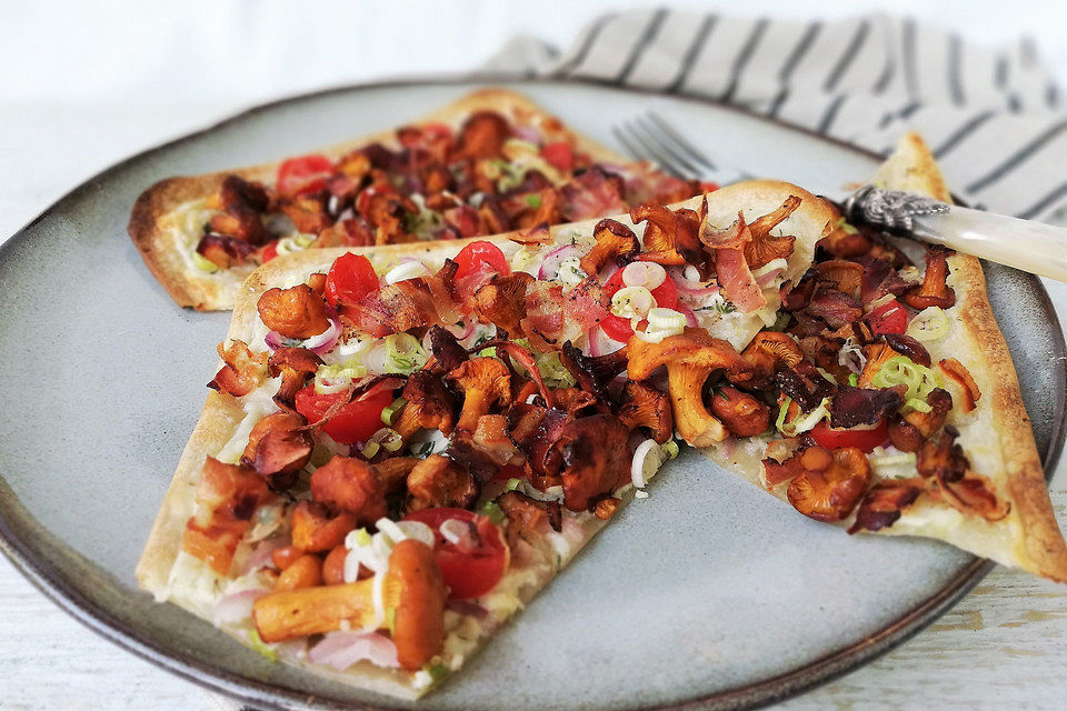 Flammkuchen mit Pfifferlingen, Tomaten und Bacon