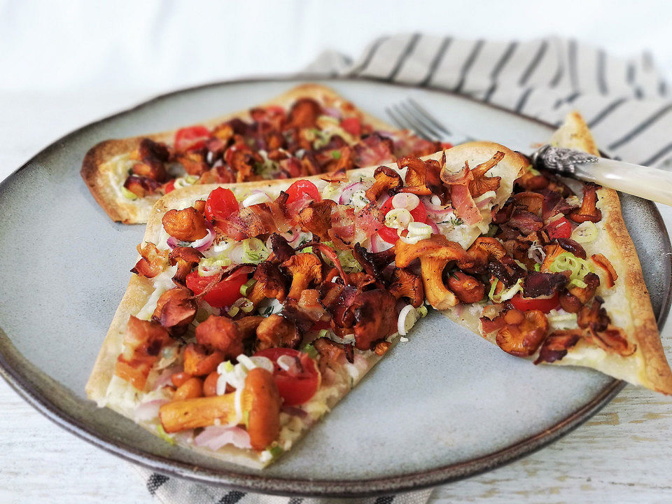Flammkuchen mit Pfifferlingen, Tomaten und Bacon von dodith| Chefkoch Flammkuchen mit Pfifferlingen, Tomaten und Bacon von dodith| Chefkoch