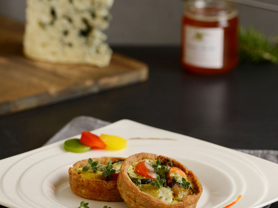 Quiche mit Roquefort und confiertem Gemüse mit Ras el Hanout und ...