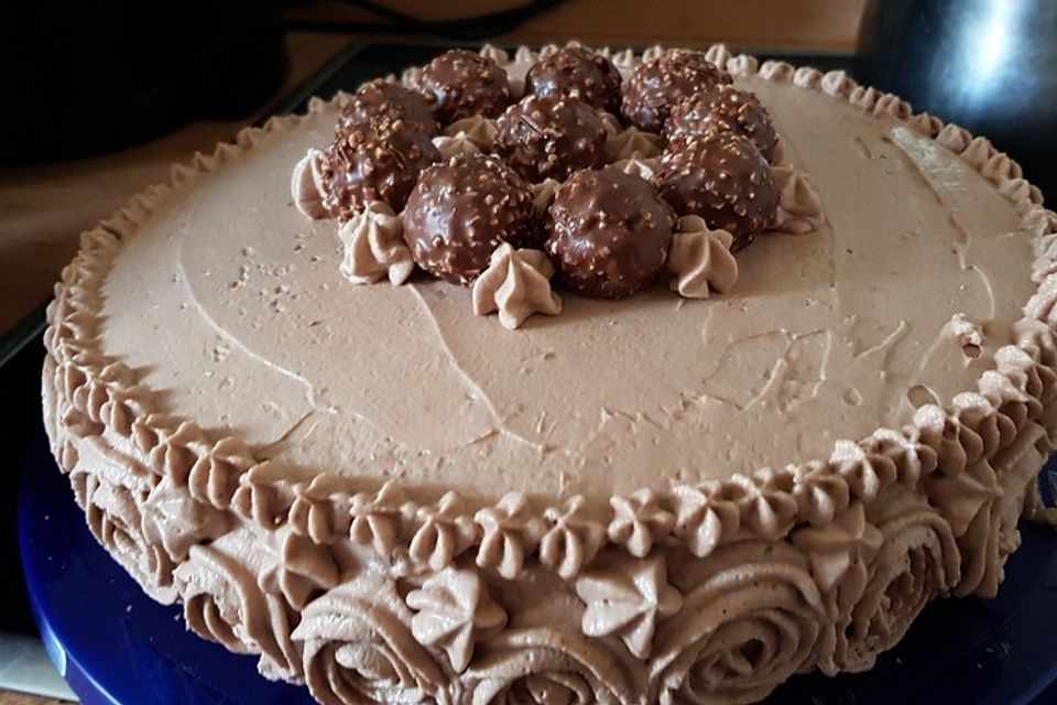 Rocher Torte mit Nutella und Haselnüssen