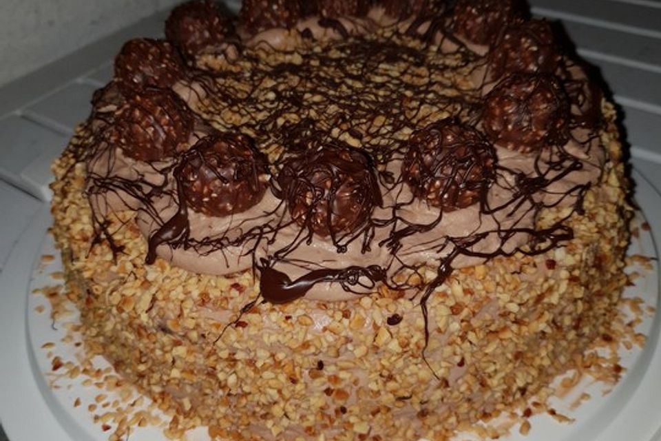 Rocher Torte mit Nutella und Haselnüssen