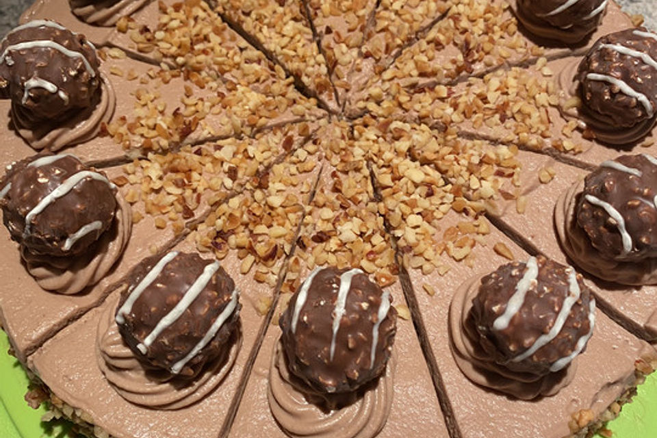 Rocher Torte mit Nutella und Haselnüssen