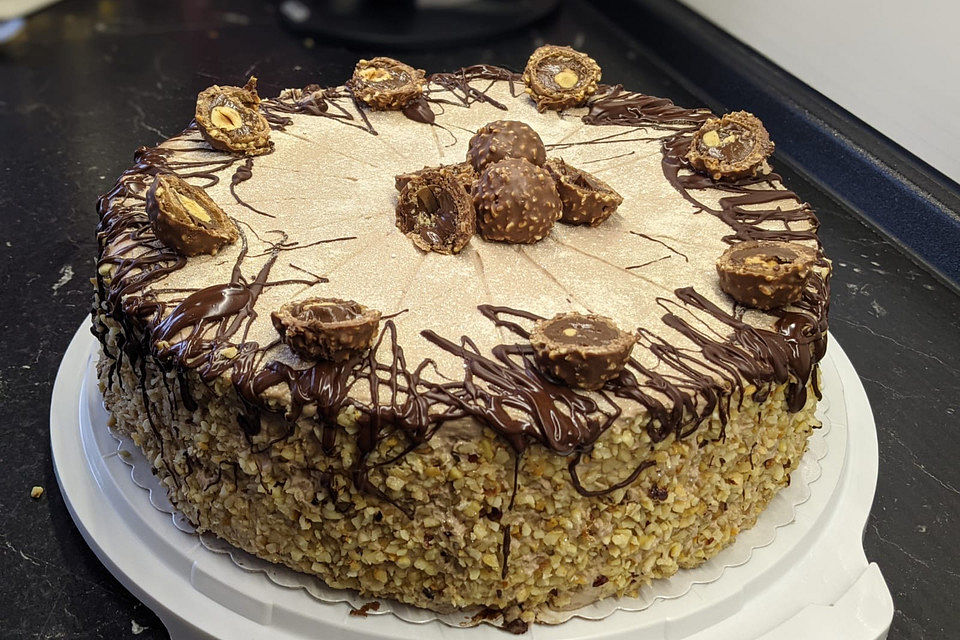 Rocher Torte mit Nutella und Haselnüssen