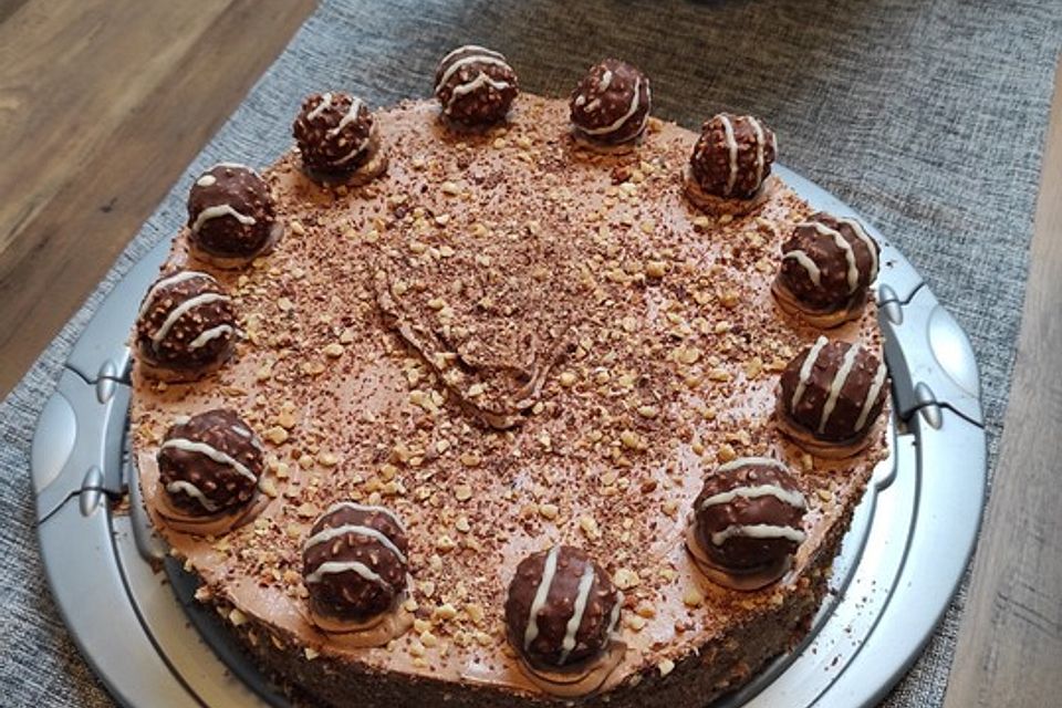 Rocher Torte mit Nutella und Haselnüssen