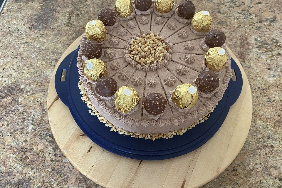 Rocher Torte mit Nutella und Haselnüssen