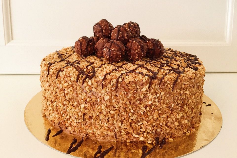 Rocher Torte mit Nutella und Haselnüssen