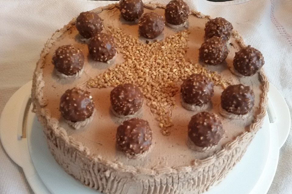 Rocher Torte mit Nutella und Haselnüssen