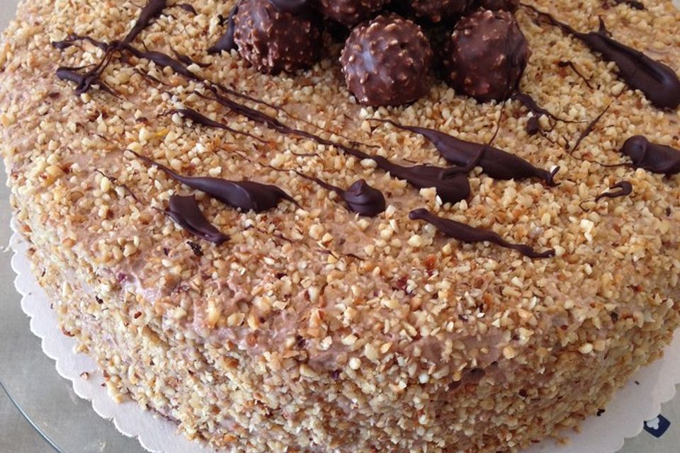 Rocher Torte mit Nutella und Haselnüssen