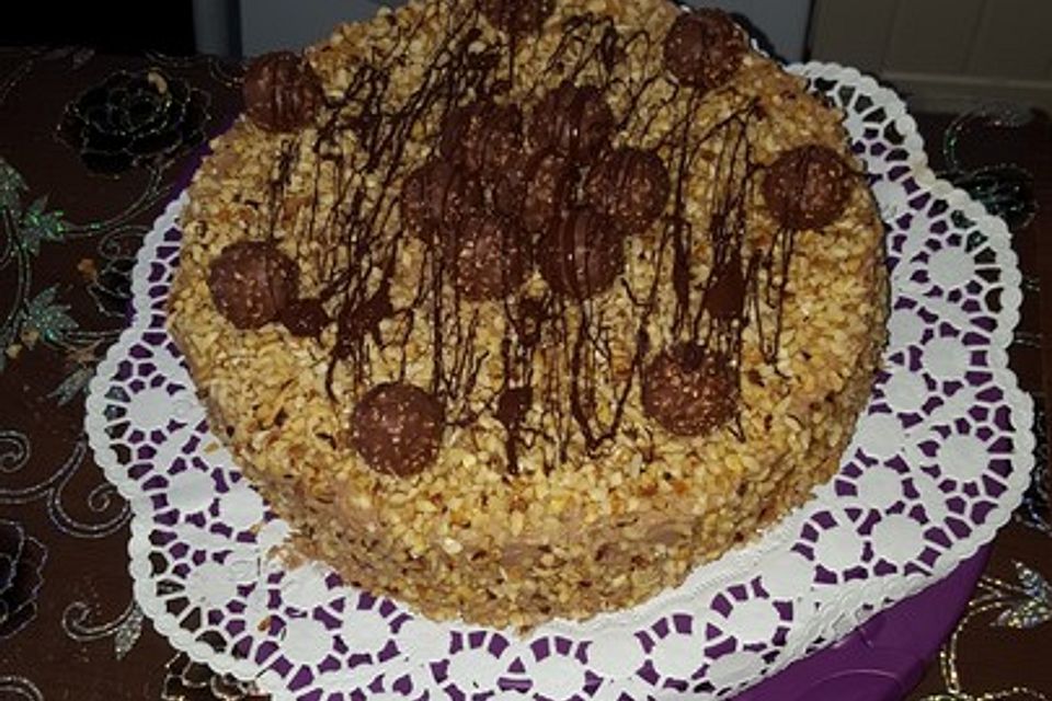 Rocher Torte mit Nutella und Haselnüssen