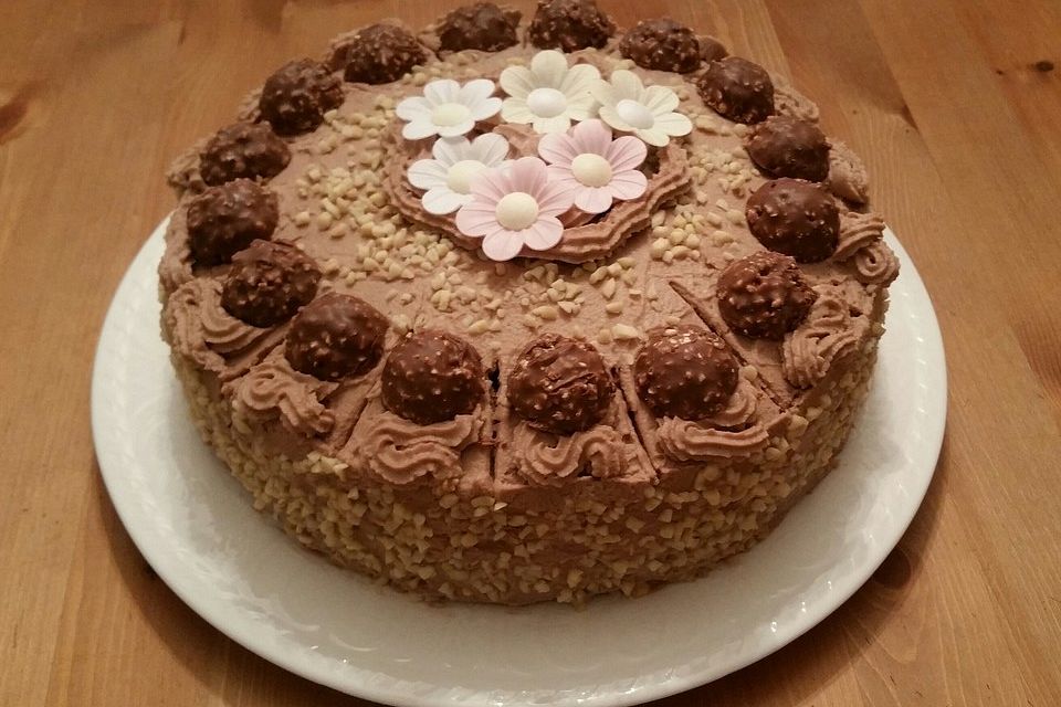 Rocher Torte mit Nutella und Haselnüssen