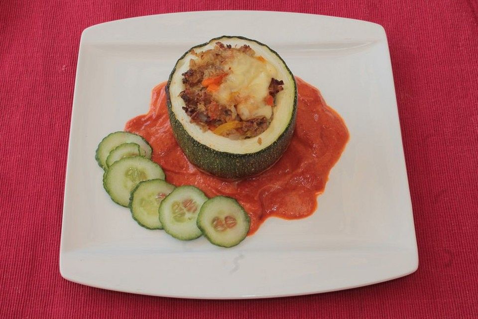 Gefüllte Zucchini mit Grünkern, geriebenem Käse und Schmand