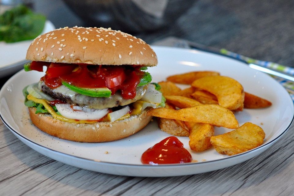 Burger mit Avocado und selbstgemachter Mayonnaise