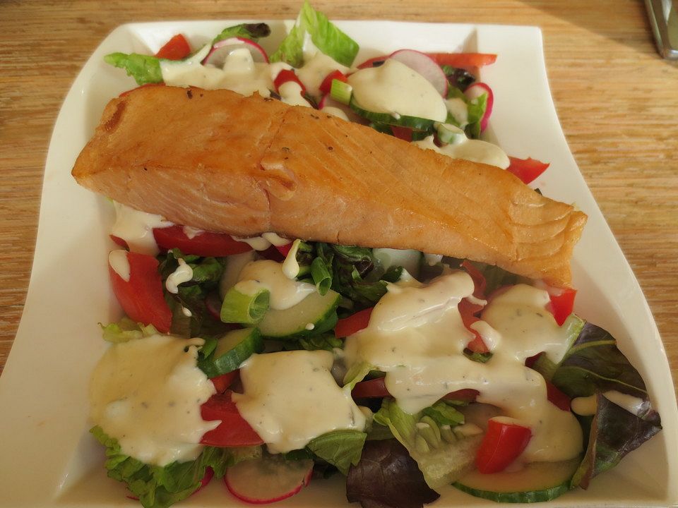 Gebratene Lachsfilets auf buntem Salat mit Senfdressing von McMoe| Chefkoch