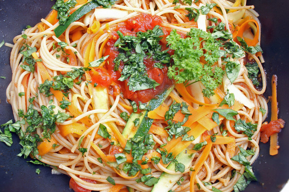 Gemüsespaghetti mit Tomatensauce