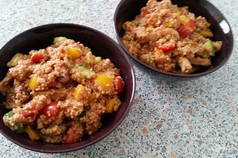 Couscous-Salat mit Tomate, Paprika, Gurke und Petersilie