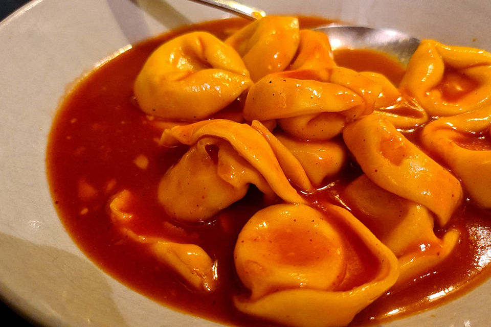 Tortellini in scharfer Mailänder Salami-Tomatensauce à la Didi