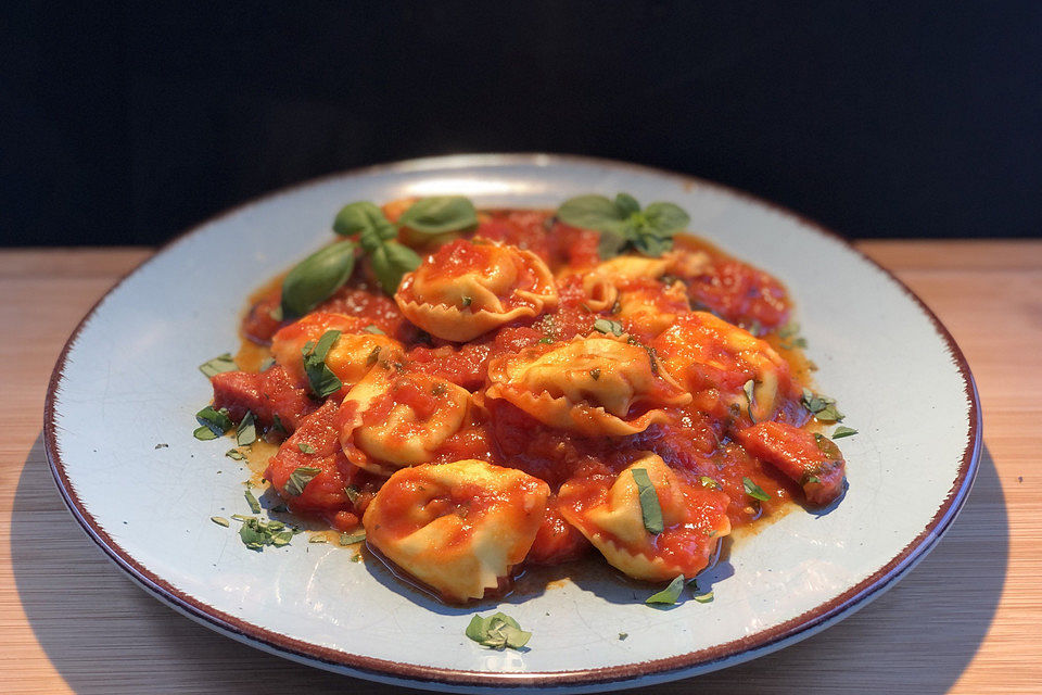 Tortellini in scharfer Mailänder Salami-Tomatensauce à la Didi