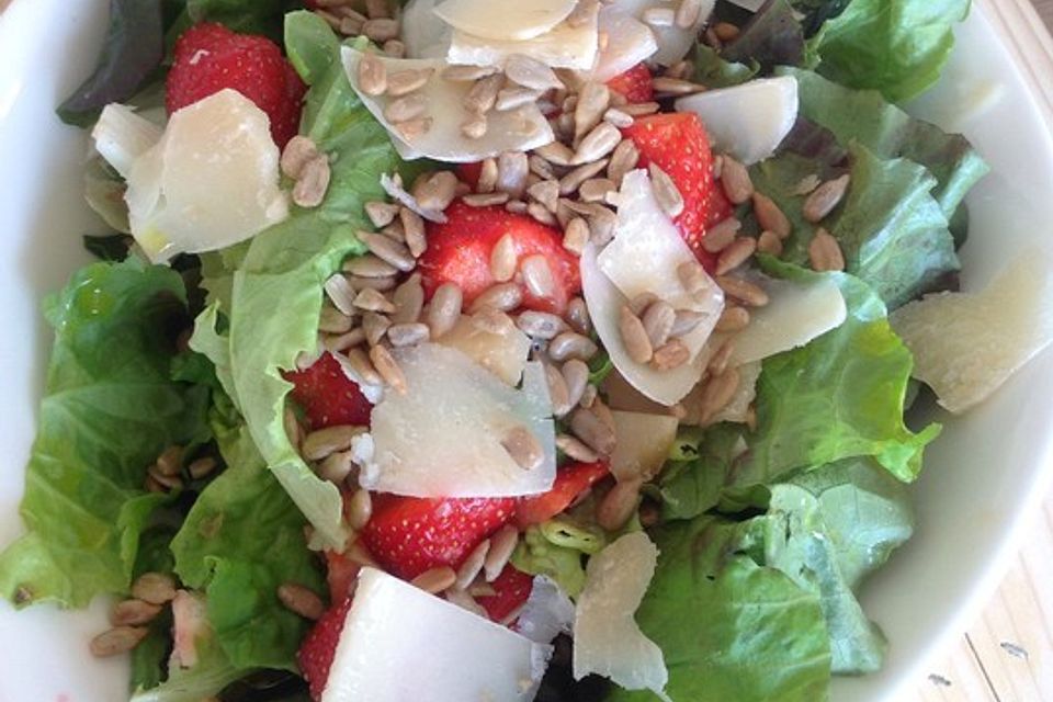 Grüner Salat mit gerösteten Sonnenblumenkernen