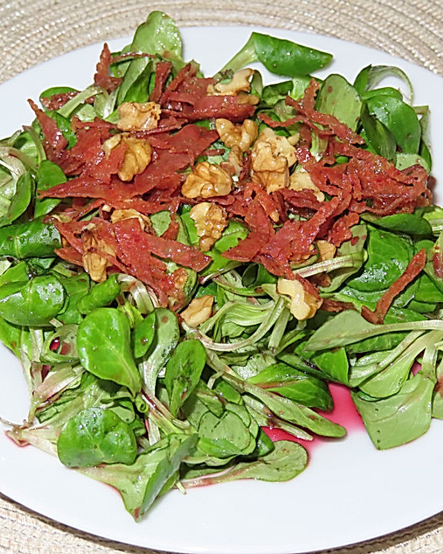 Feldsalat mit Salami und Walnüssen