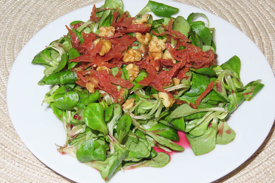 Feldsalat mit Salami und Walnüssen