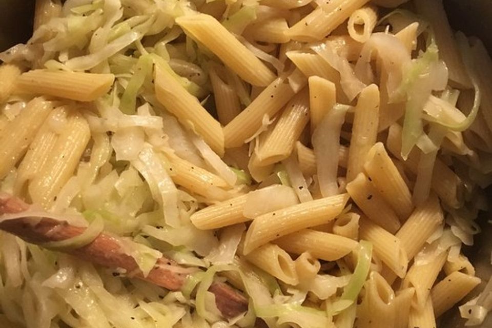 Weißkraut mit Penne