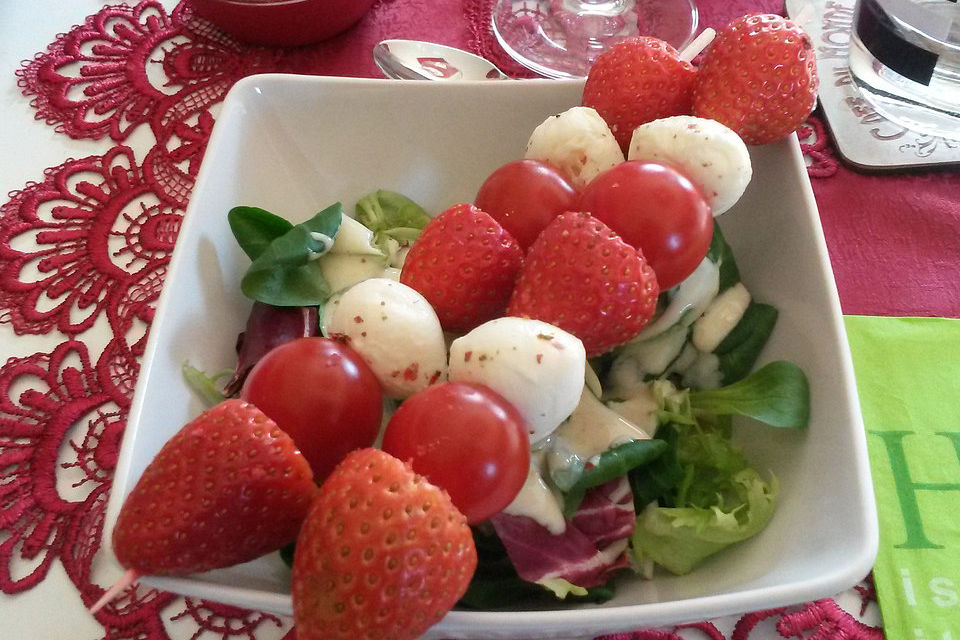 Erdbeerspieß auf Salat