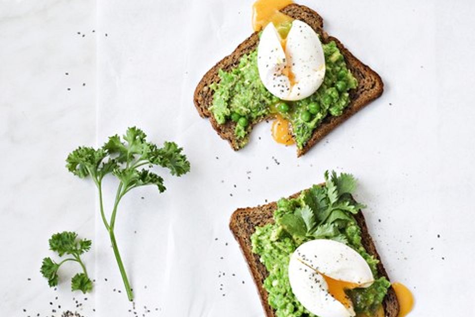 Superfood-Frühstücksbrot mit Avocado und Ei