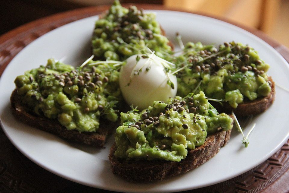 Superfood-Frühstücksbrot mit Avocado und Ei