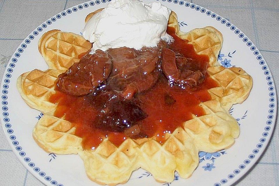 Waffeln mit Zimtpflaumen und Sahne