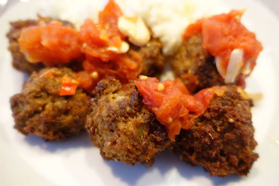 Javanische Fleischbällchen mit scharfer Tomatensauce