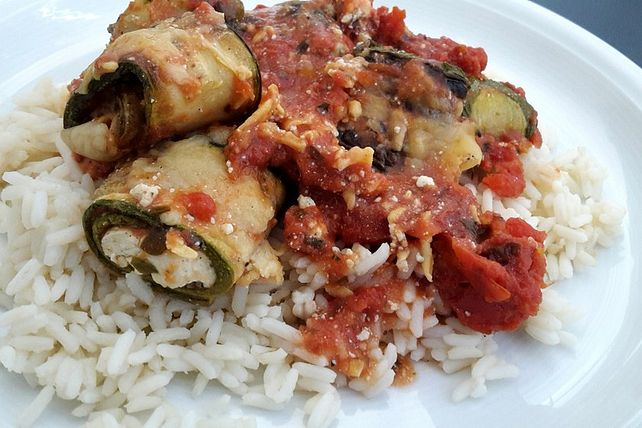 Zucchiniröllchen mit Frischkäse-Kräuterfüllung mit Tomatensauce von ...