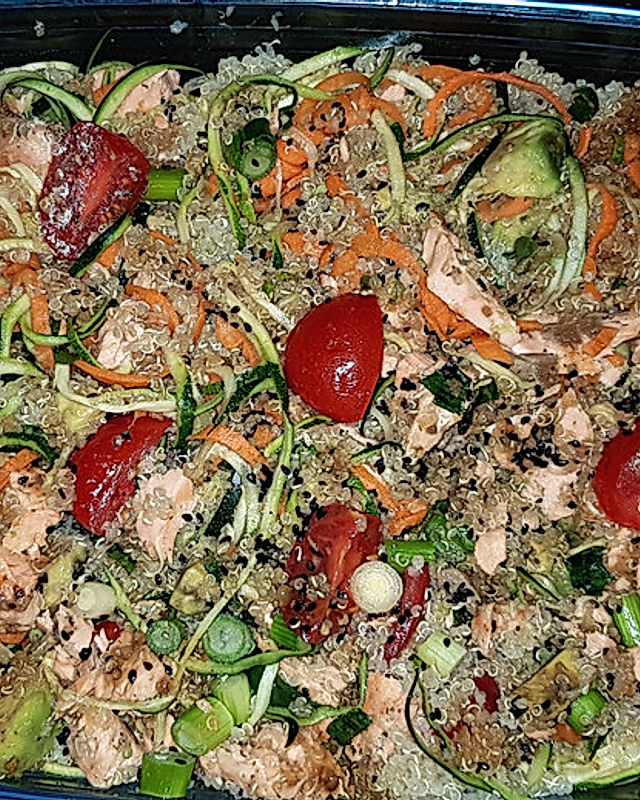 Quinoasalat mit Gemüsenudeln, Avocado und Lachs