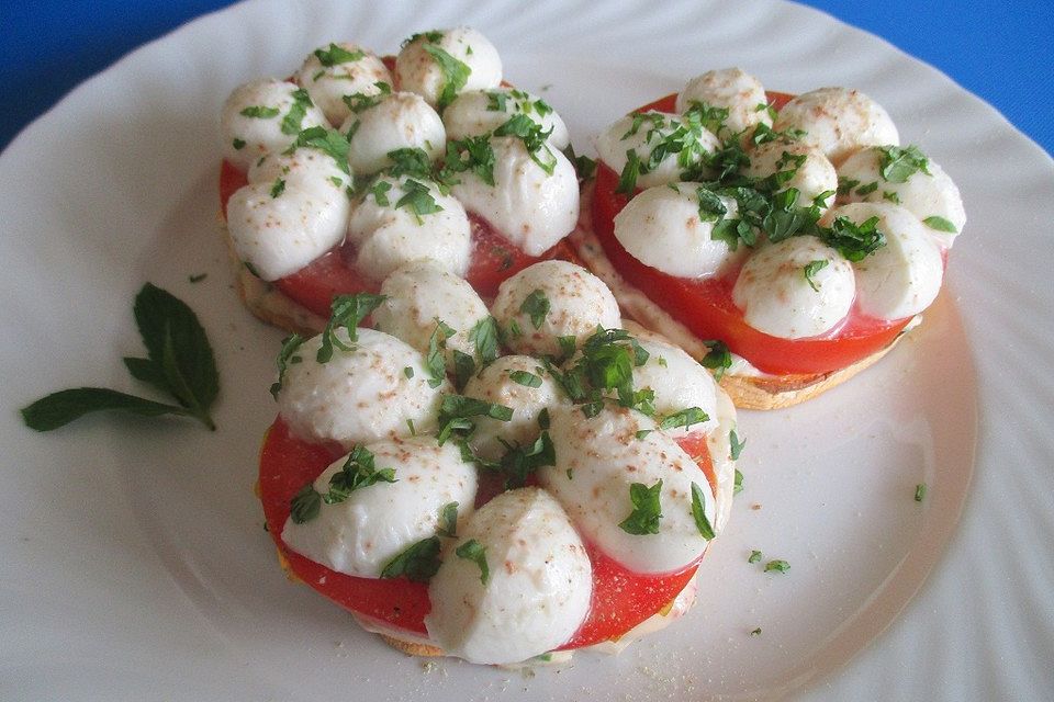 Süßkartoffeltoast mit Tomate und Mini-Mozzarella