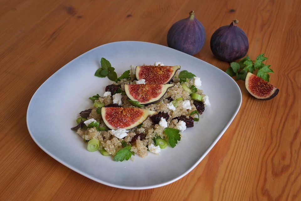 Quinoa-Salat mit Feigen und Ziegenkäse