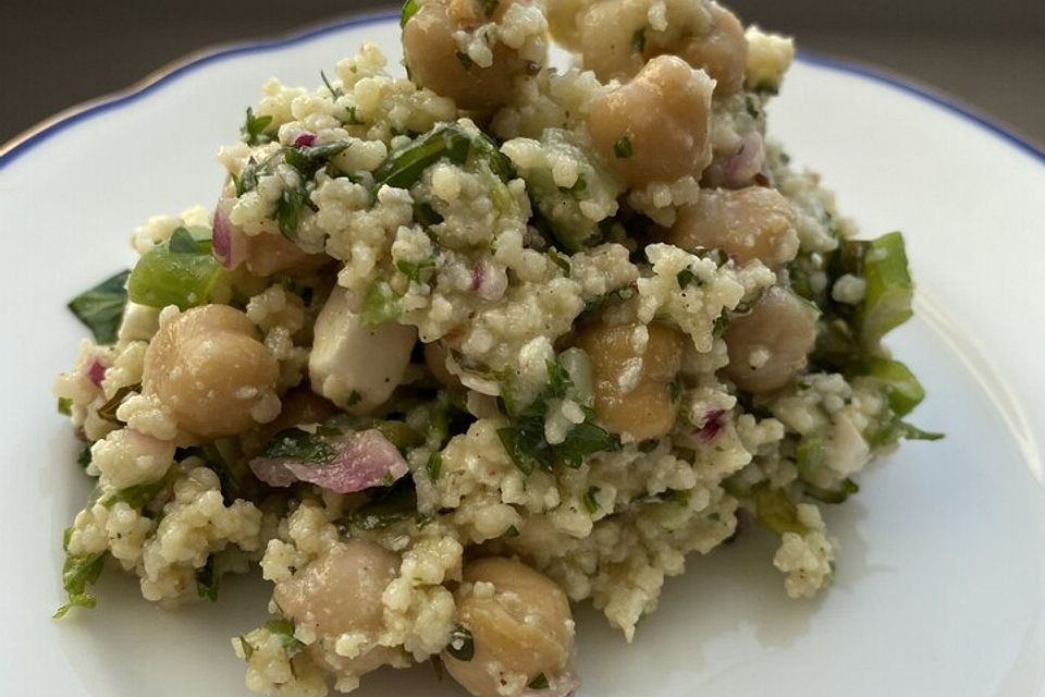 Couscous-Salat mit Feta, Koriander, Kümmel und Kichererbsen