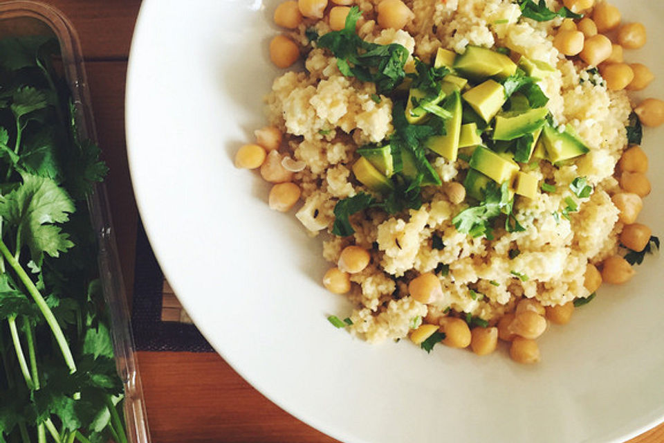 Couscous-Salat mit Feta, Koriander, Kümmel und Kichererbsen