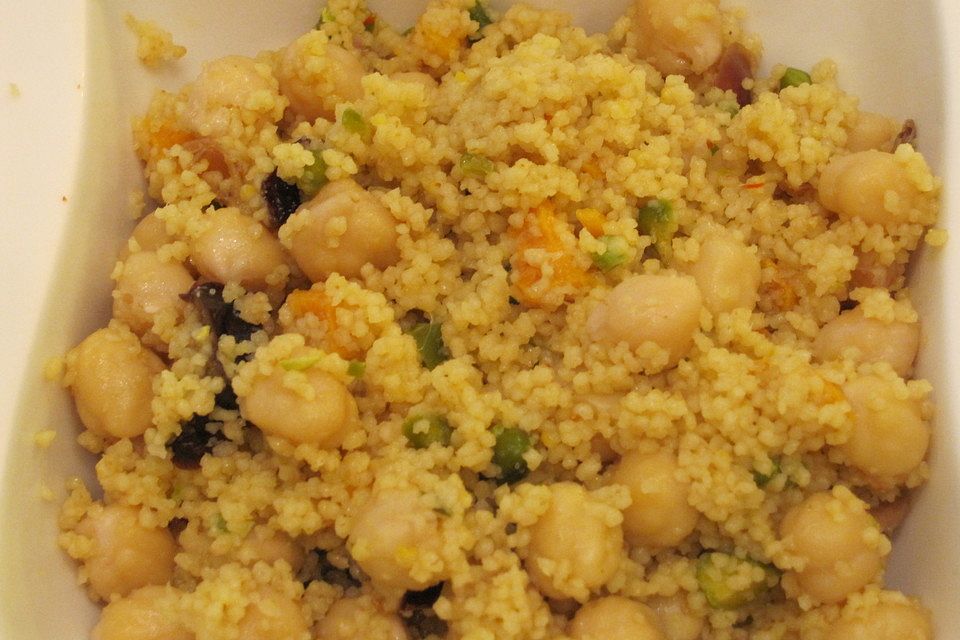 Couscous-Salat mit Feta, Koriander, Kümmel und Kichererbsen