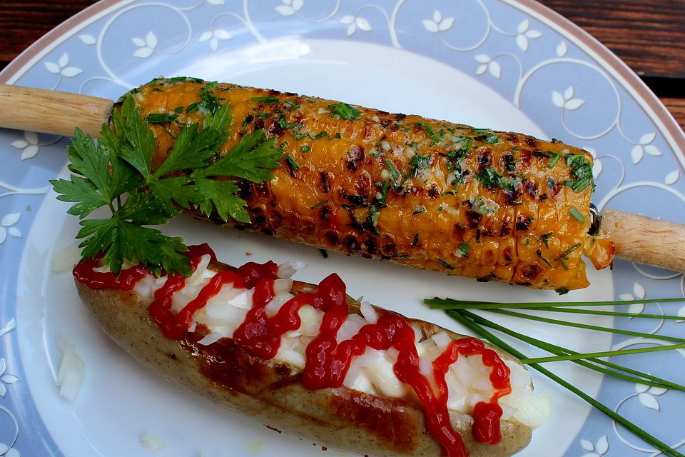 Maiskolben mit Kräuterbutter vom Gasgrill