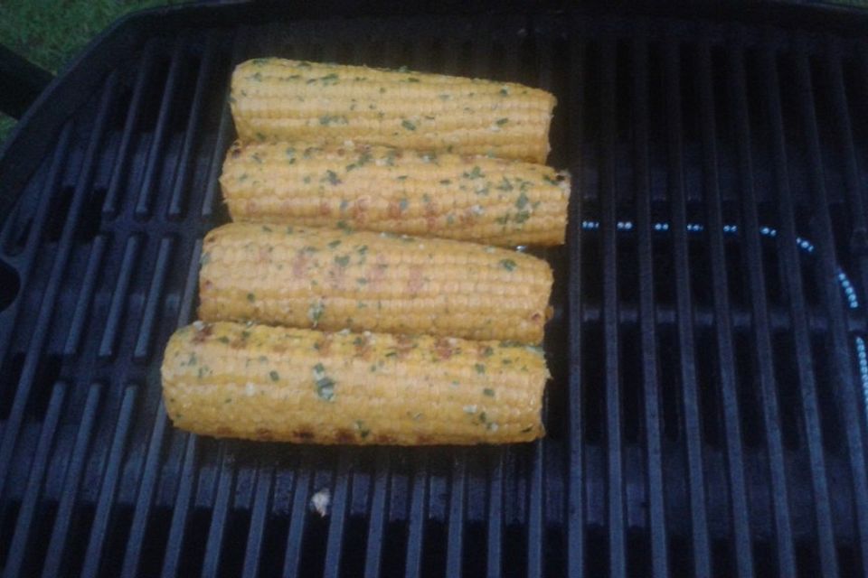 Maiskolben mit Kräuterbutter vom Gasgrill