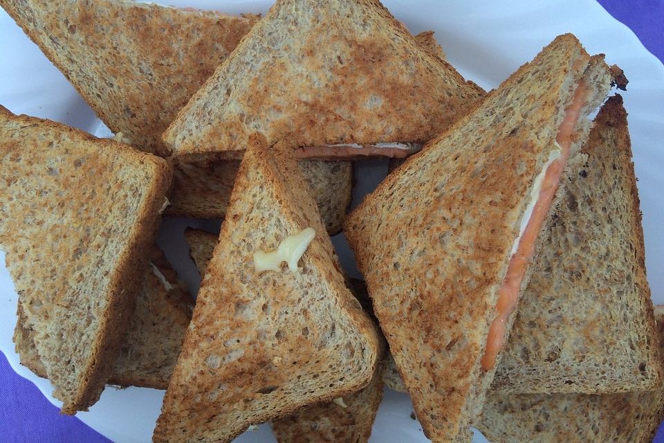 Grilltoasts mit Lachs und Camembert