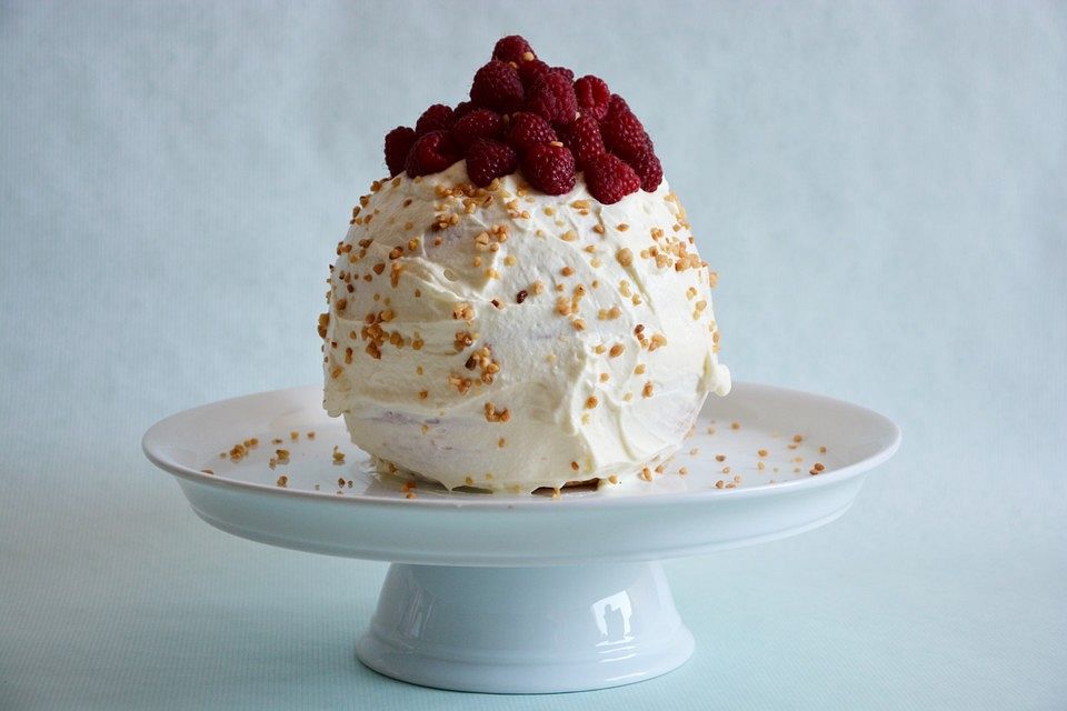 Himbeer-Mascarpone-Torte als Piñatakuchen