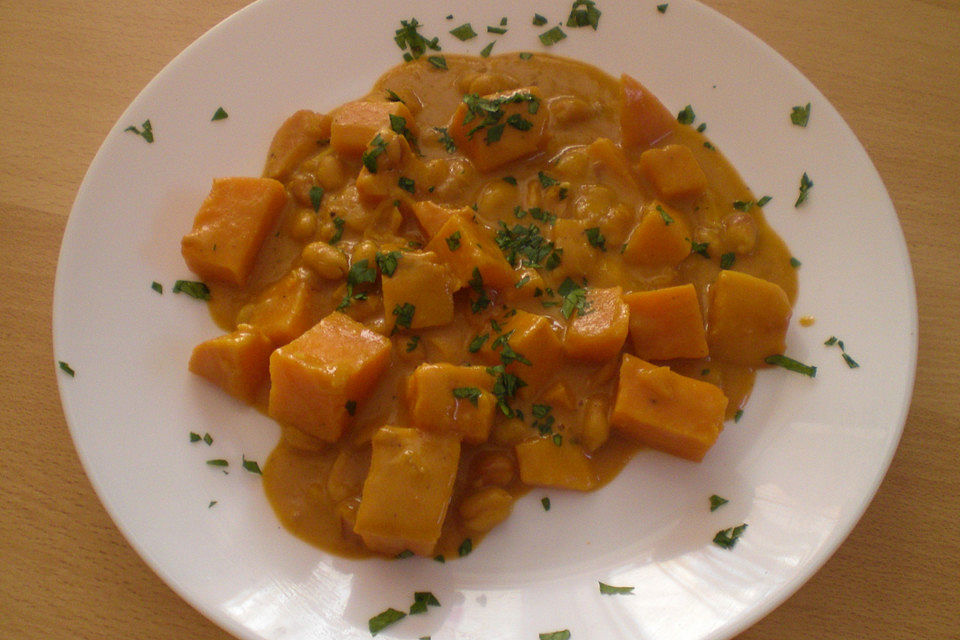 Süßkartoffelcurry mit Erdnüssen