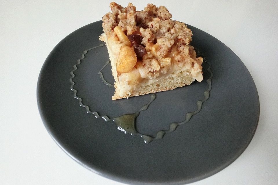 Veganer Apfelstreuselkuchen mit Hefeteig