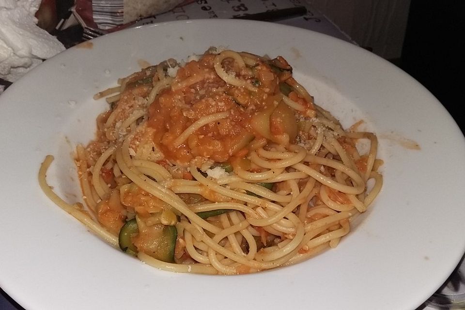 Giwalatos Spaghetti mit Zucchini-Linsen-Sugo