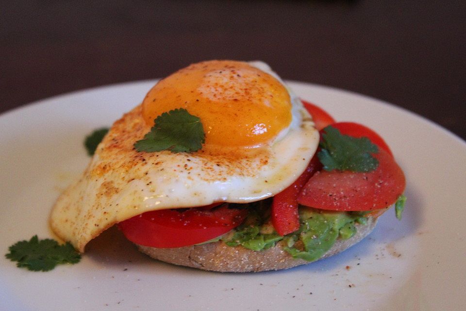 Toastbrötchen mit Avocadocreme, Paprika, Tomate und Spiegelei