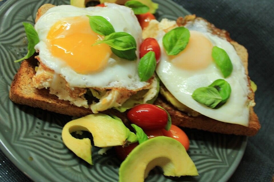 Toastbrötchen mit Avocadocreme, Paprika, Tomate und Spiegelei